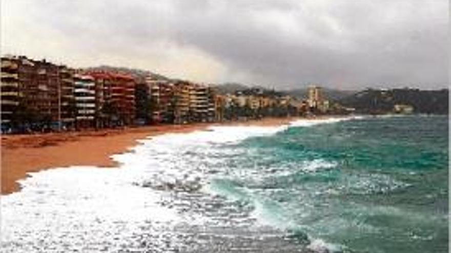 Les onades van esborrar pràcticament la platja de Lloret.