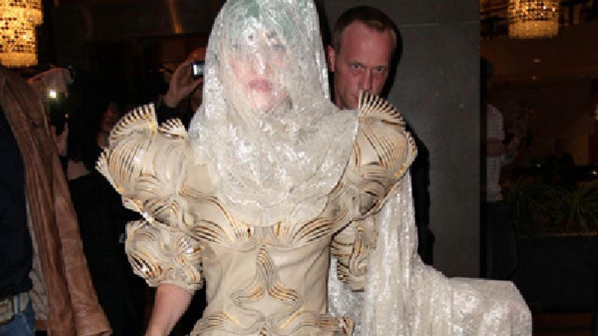 Lady GaGa se 'cuelga' las cortinas