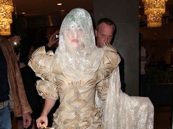 Lady Gaga con la cortina en la cabeza.