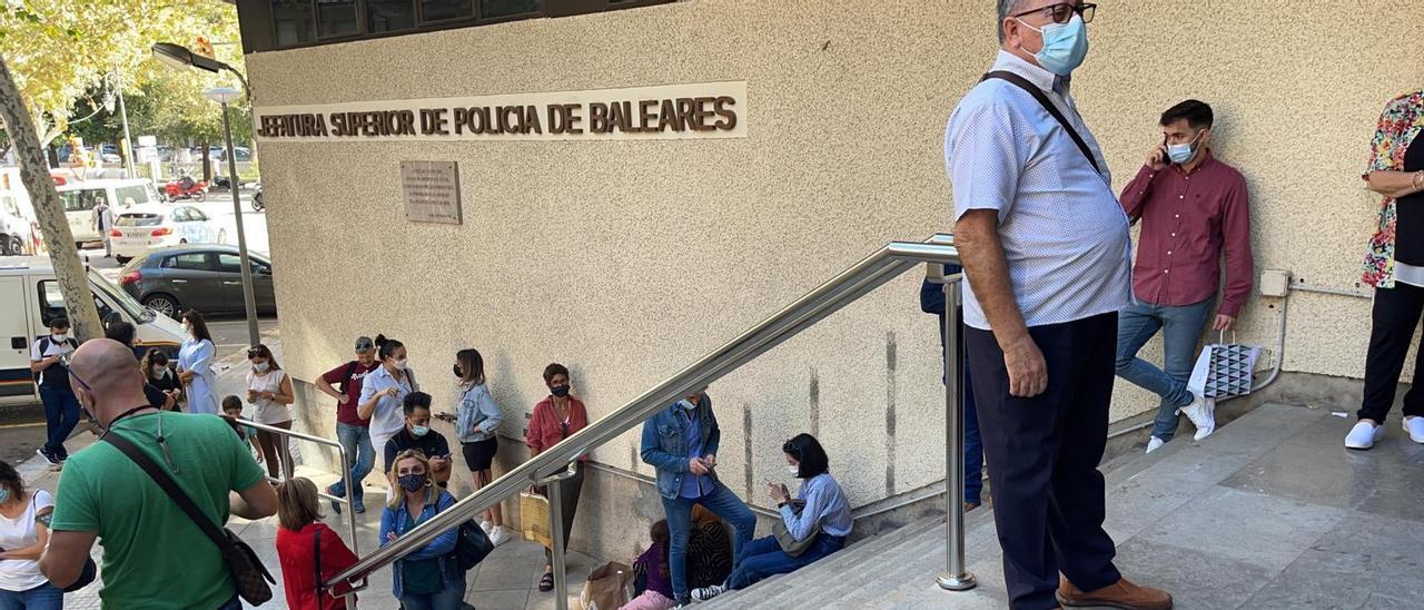 Colas y esperas de algo más de media hora en la jefatura de la Policía Nacional de Palma para tramitar el pasaporte