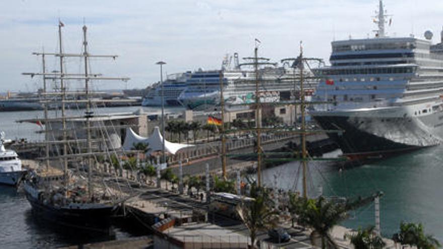 Imagen de los tres cruceros, con el &#039;Queen Elizabeth&#039; en primer plano y, más alejados, el &#039;Norwegian Jade&#039; y el &#039;AidaBella&#039;, junto a los dos veleros, ayer. i