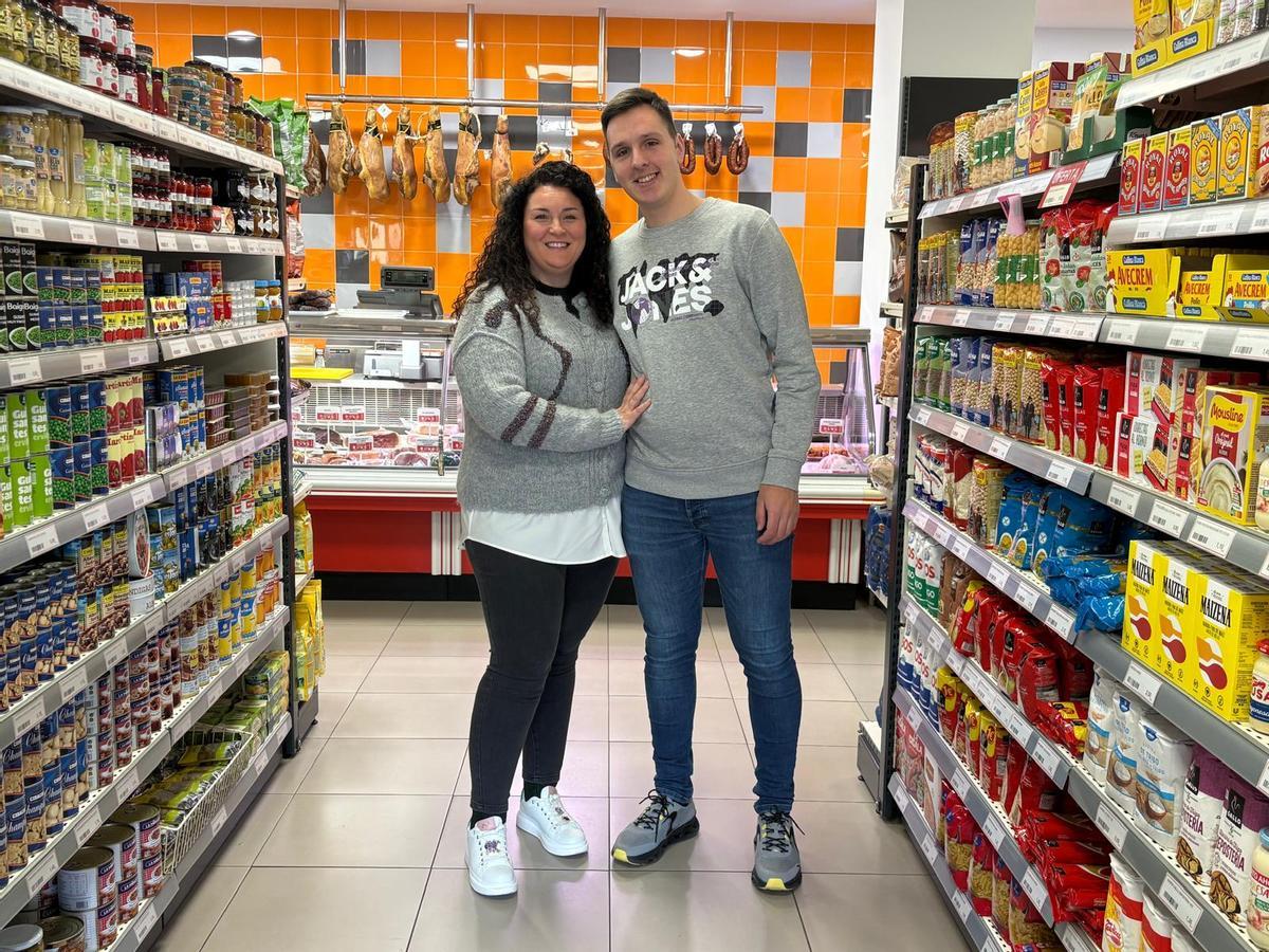 Zoraida González y Adrián Mayo en el pasillo central del supermercado.