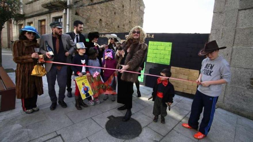 Acto de presentación del VII Entroido da Cacharela, ayer, delante del muro recuperado por este barrio lalinense.  // Bernabé/Gutier