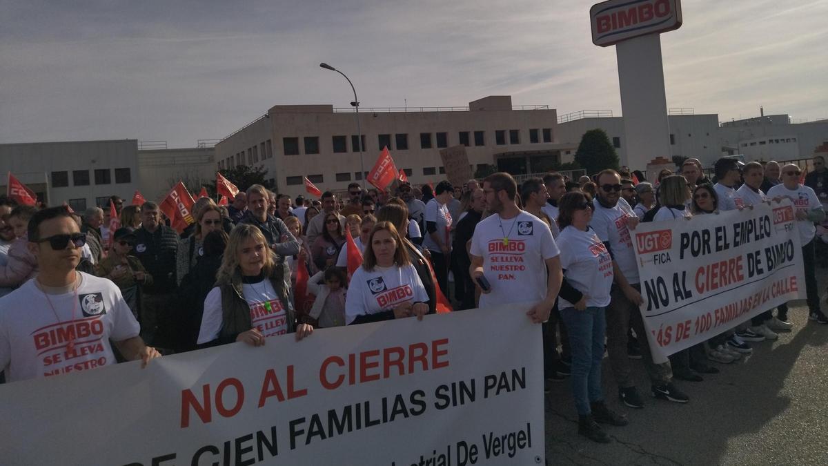 Los trabajadores, antes de iniciar la manifestación