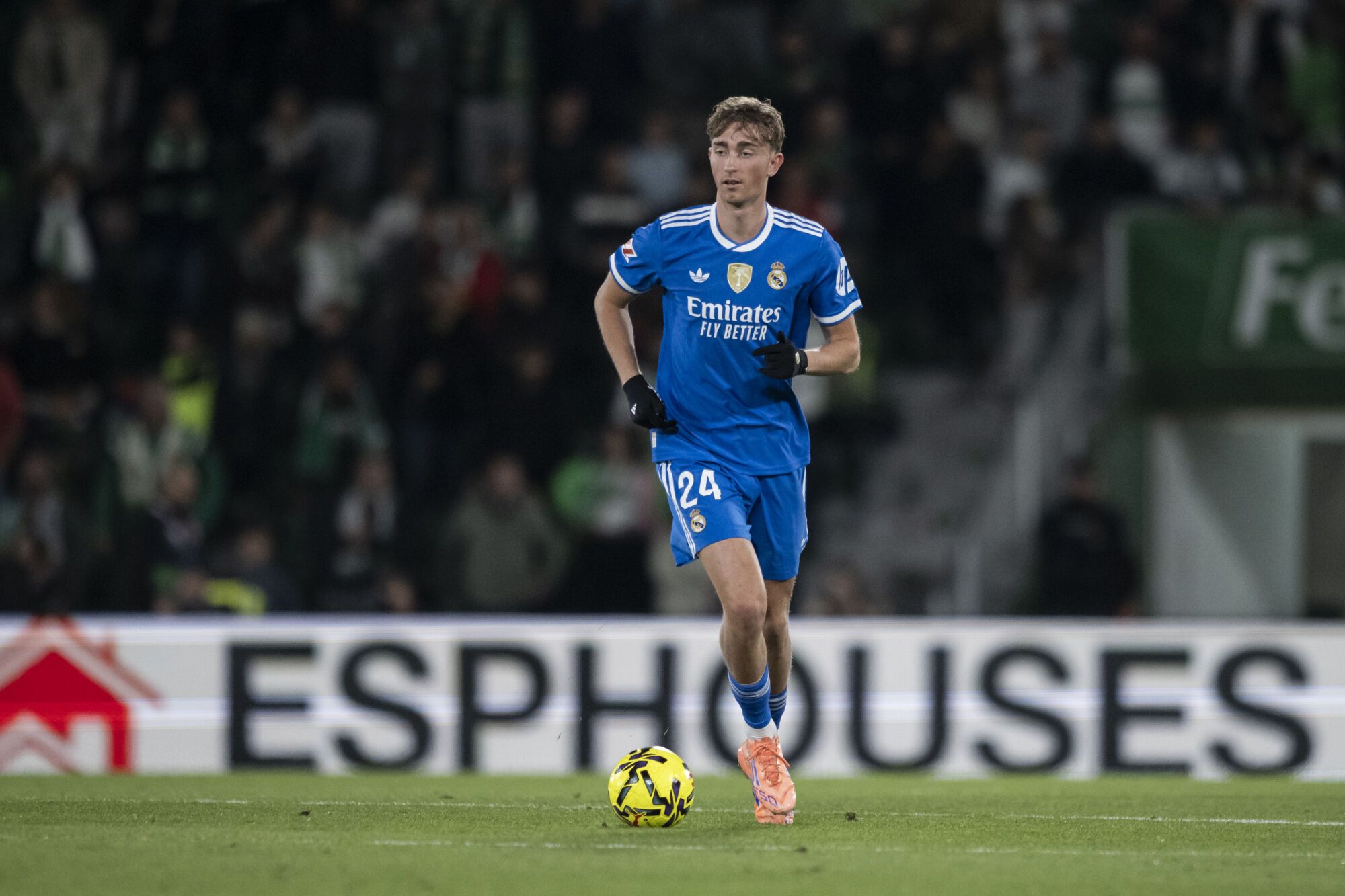 Dean Huijsen of Real Madrid CF in action during the Spanish league, La Liga EA Sports, football match played between Elche CF and Real Madrid C.F. at Manuel Martinez Valero Stadium on November 23, 2025 in Elche, Spain. AFP7 23/11/2025 ONLY FOR USE IN SPAIN. Francisco Macia / AFP7 / Europa Press;2025;SPORT;ZSPORT;SOCCER;ZSOCCER;Elche CF v Real Madrid C.F - La Liga EA Sports;