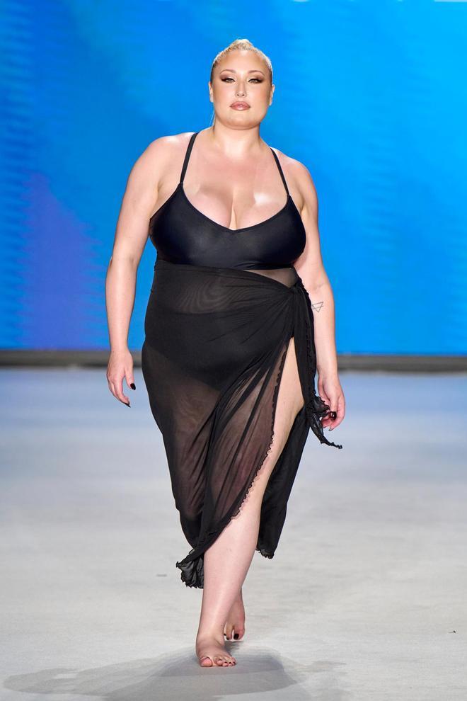 Hayley Hasselhoff desfila en la Miami Swim Week para la firma de baño Cupshe