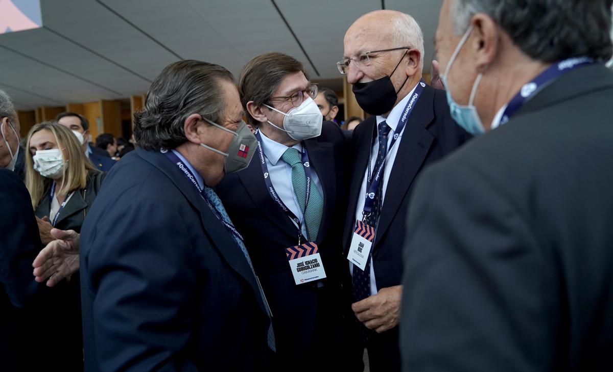 El presidente de la Asociación Valencia de Empresarios, Vicente Boluda; el presidente de CaixaBank, José Ignacio Goirigolzarri; y el presidente de Mercadona, Juan Roig, en el acto de apoyo al Corredor Mediterráneo. 