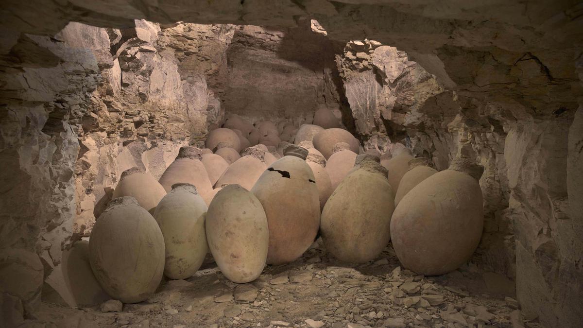 Algunas de las 56 jarras de gran tamaño del depósito de momificación del visir Ipi, halladas junto a su tumba. 