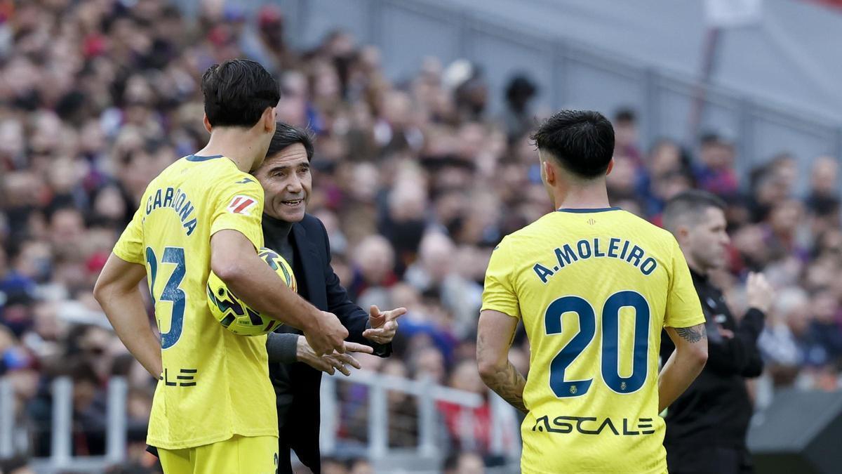 Marcelino dialoga con Alberto Moleiro y Sergi Cardona, en el Camp Nou
