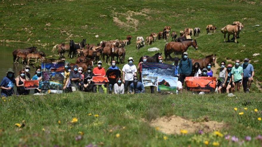 Una manifestación protesta por los planes de ampliación de Cerler