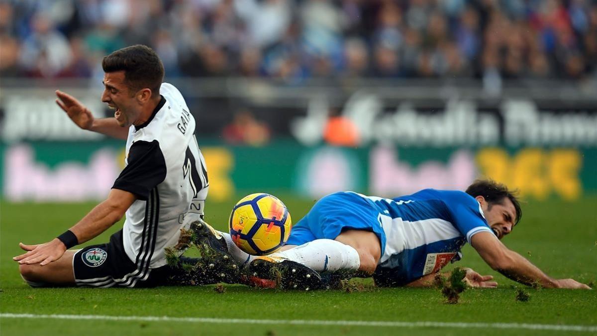 Gayà y Víctor Sánchez luchan por un balón.