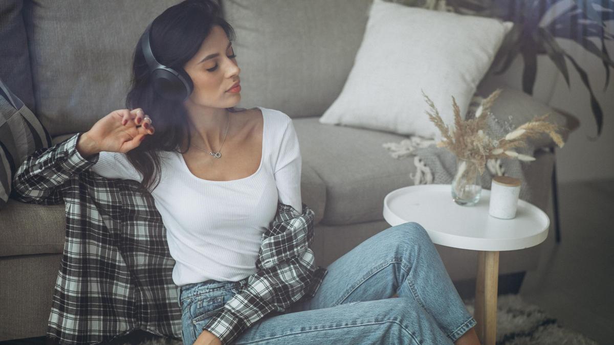 A nivel neurológico, se ha comprobado que la música activa las áreas del cerebro relacionadas con las emociones y la memoria.