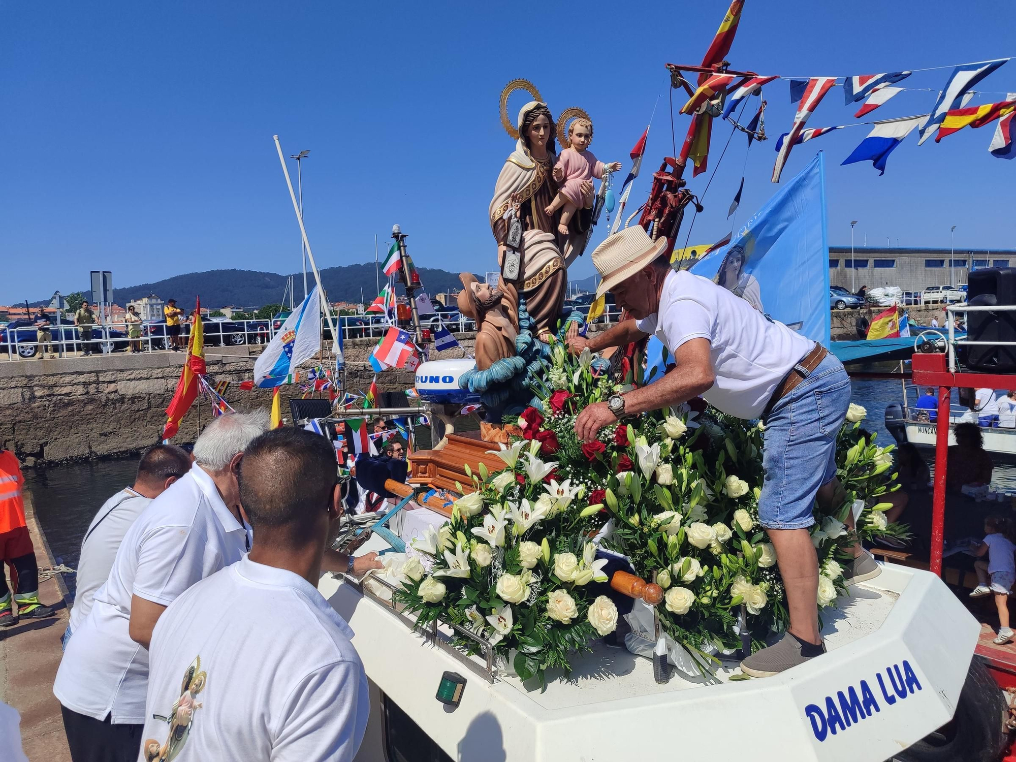 Cangas se hace a la mar por su Virgen del Carmen