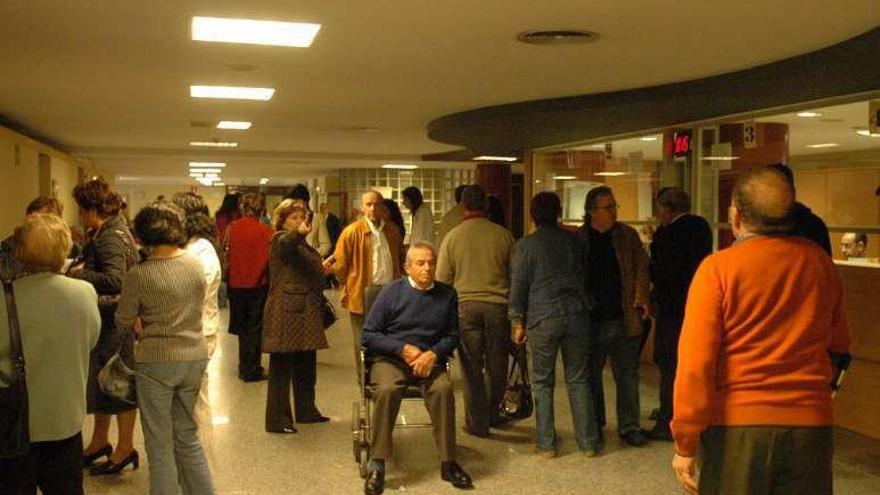 Gente esperando en cita previa en el Hospital Montecelo. // G.S.