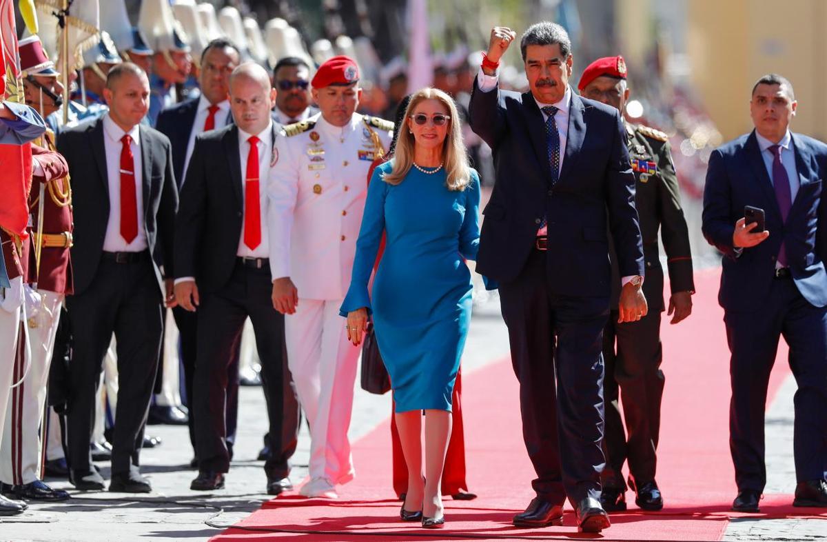 El presidente venezolano, Nicolás Maduro, y su esposa Cilia Flores llegan a la Asamblea Nacional para su ceremonia de juramentación para un tercer mandato en Caracas