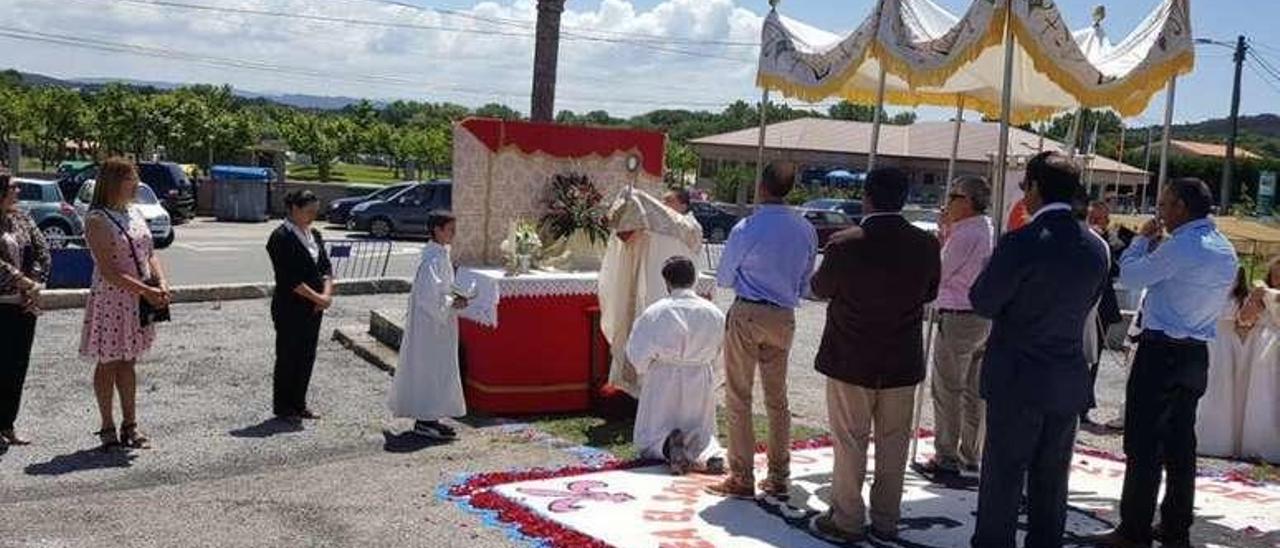 Un momento de la bendición del Santísimo, en San Vicente. // FDV