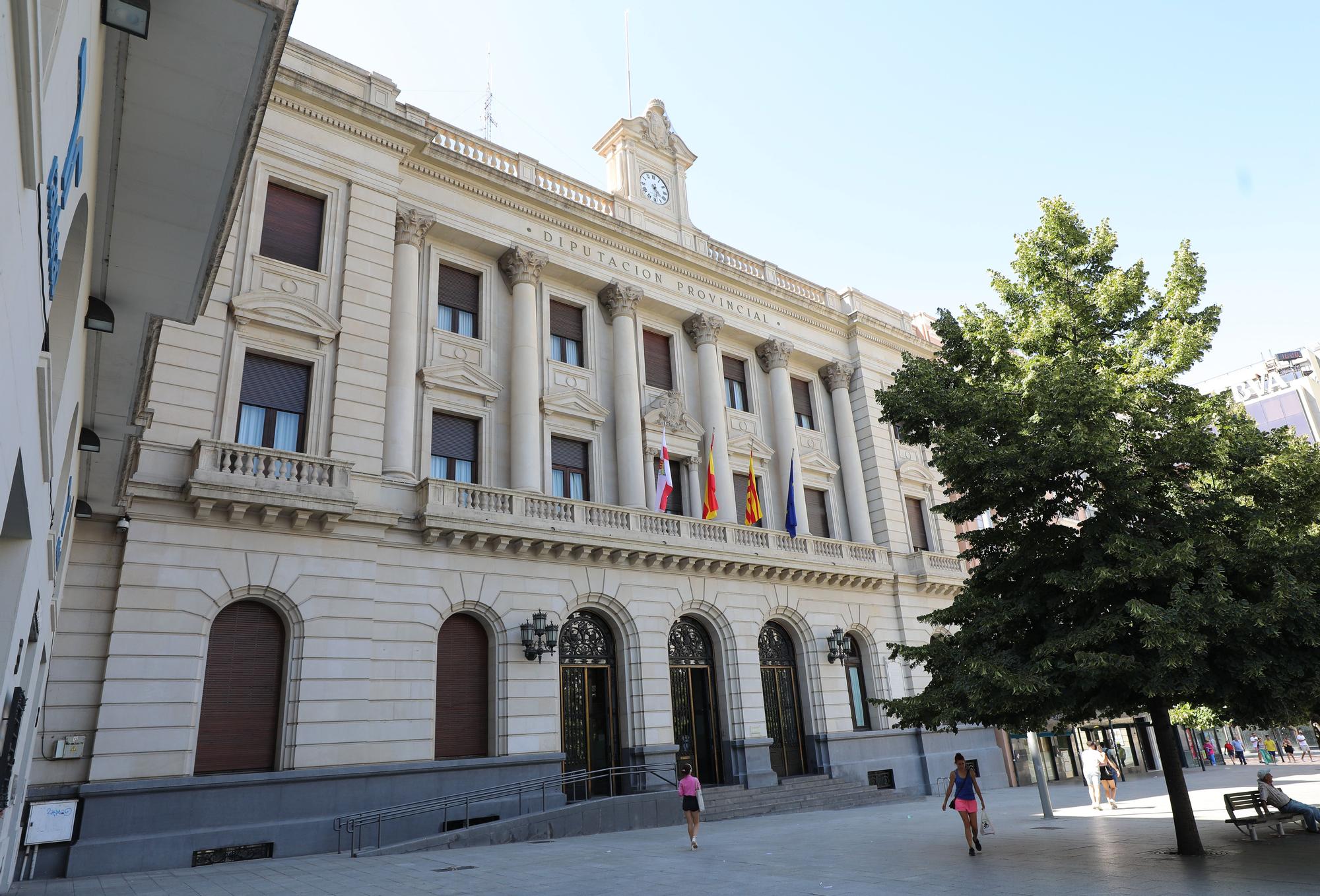 Reloj de la Diputación Provincial de Zaragoza, en plaza España 2.jpg