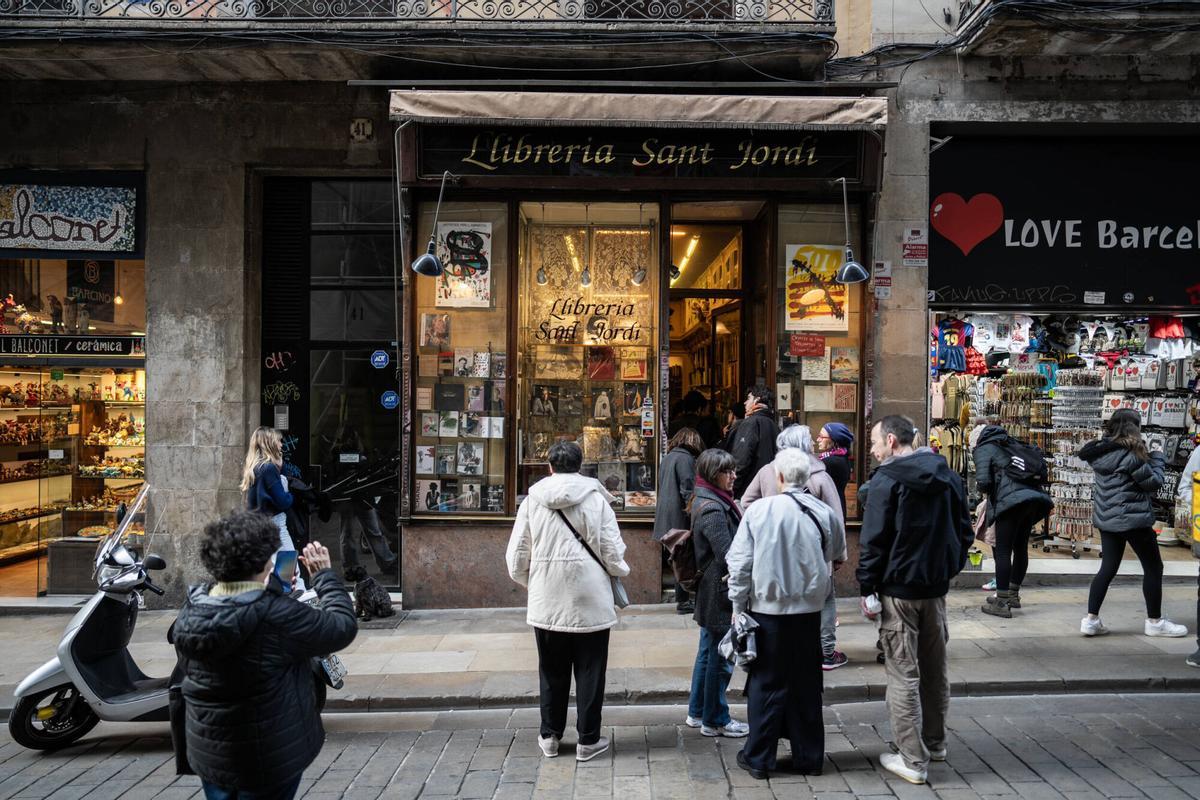 Gente frente a la Librería Sant Jordi de Barcelona, que ha anunciado recientemente que cierra