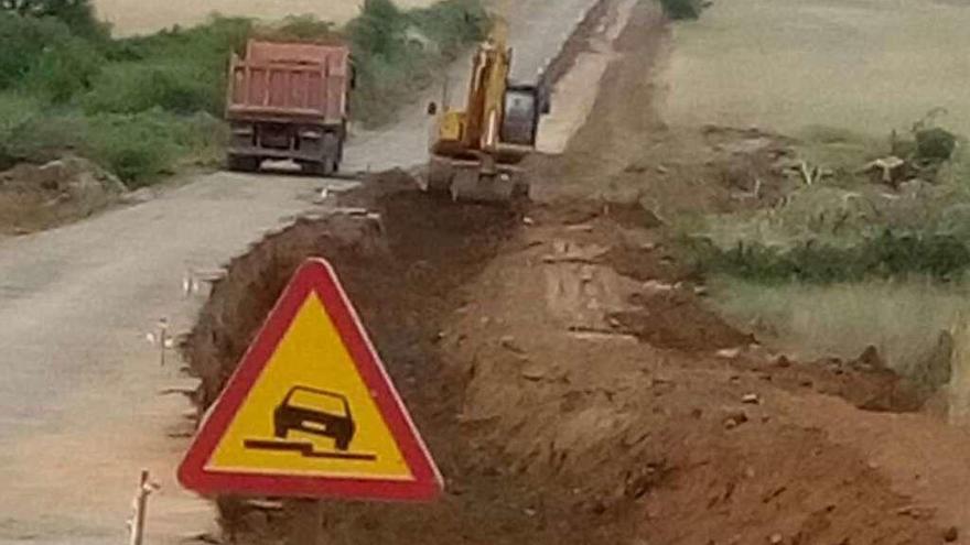 Obras en la carretera entre Sejas de Aliste y Viñas.