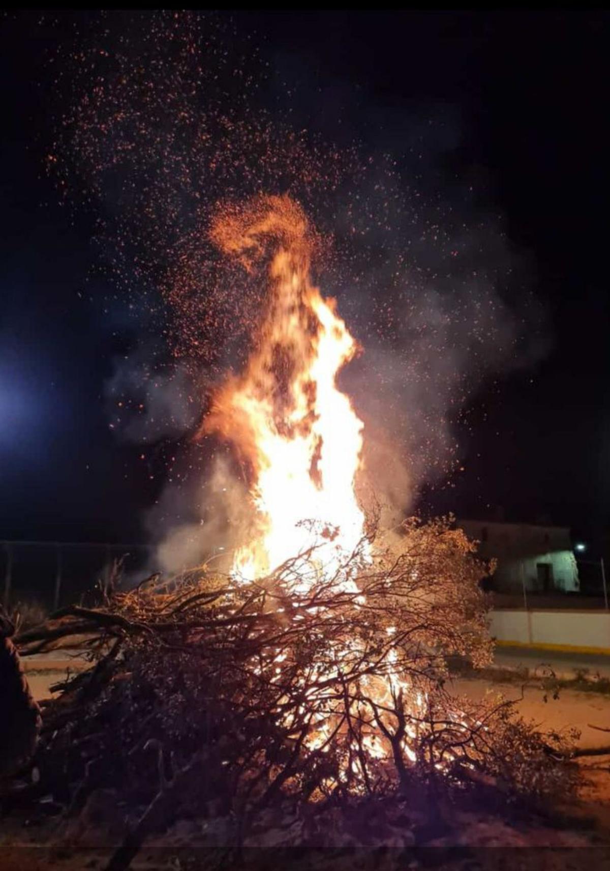 Se prendió la tradicional hoguera. | SERVICIO ESPECIAL