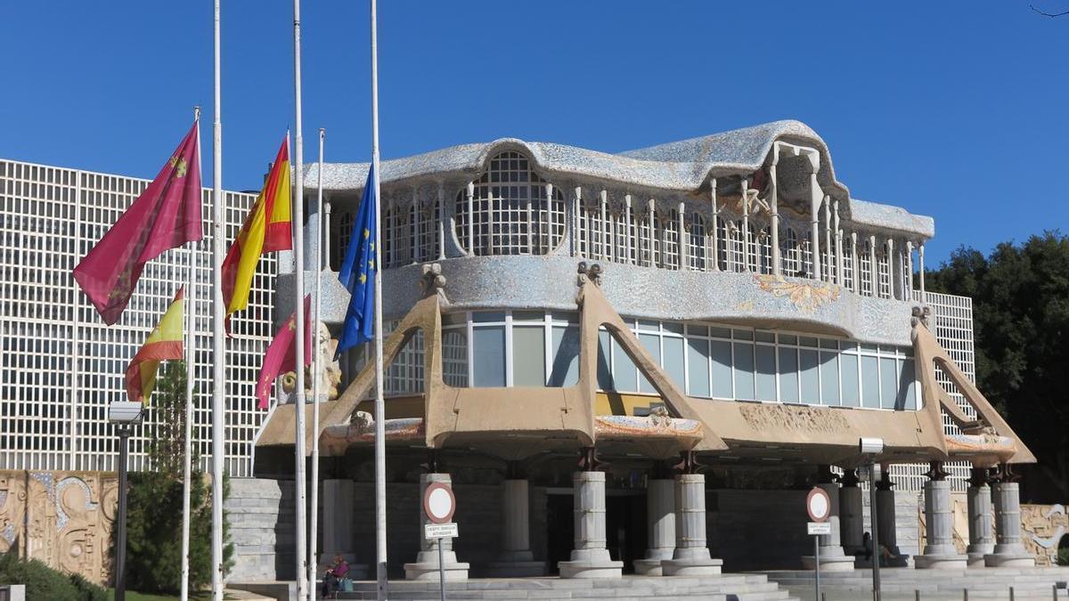 Las banderas a media asta en la Asamblea Regional, esta mañana.