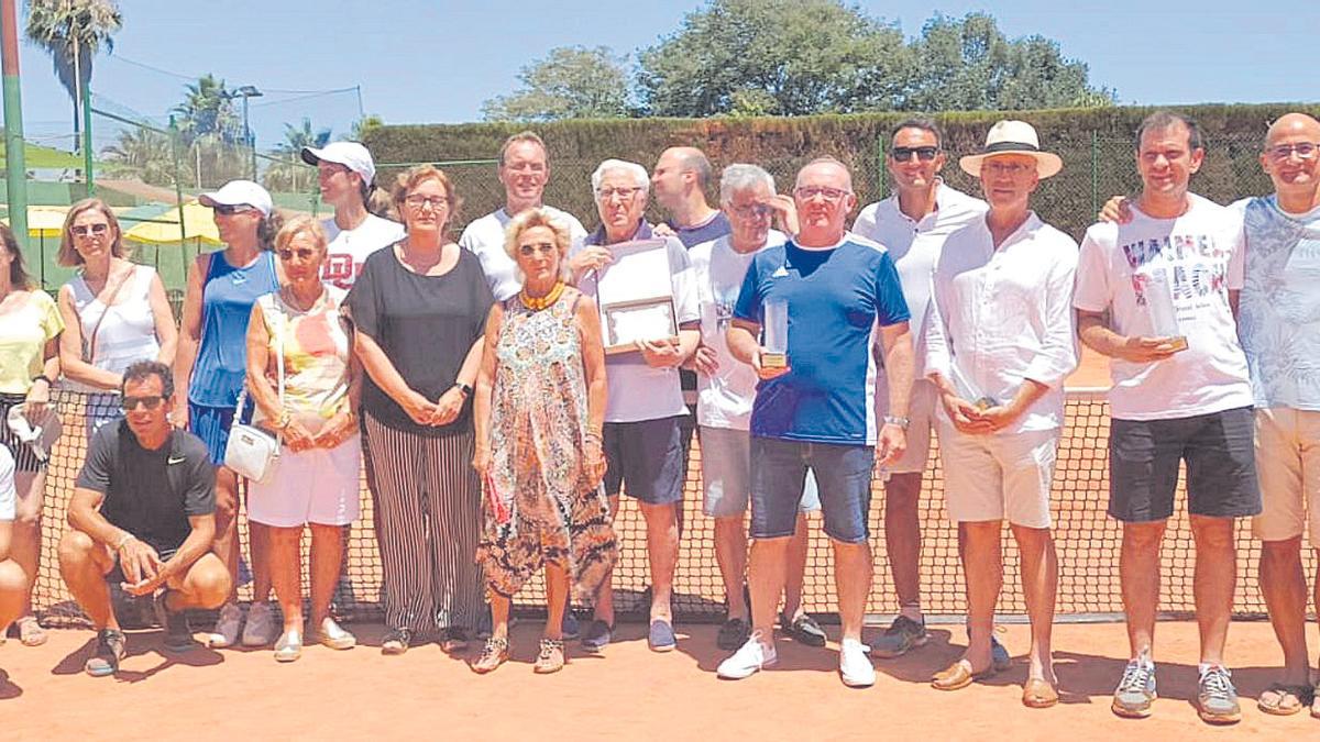 Entrega de premios a los jugadores del Club de Tenis Burriana recibieron los respectivos obsequios en el acto de final de temporada.