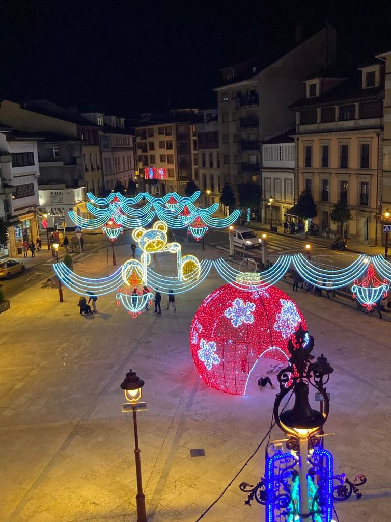 Villaviciosa enciende la Navidad: así es el alumbrado con "photocoll"  de la capital de concejo