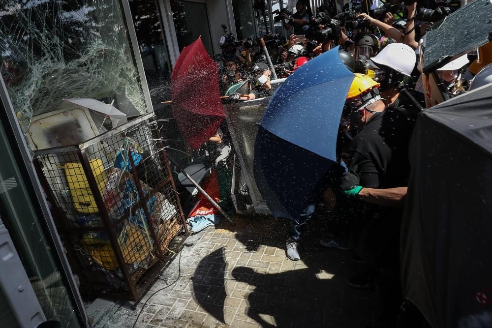 Policías y manifestantes hongkoneses chocan en ...