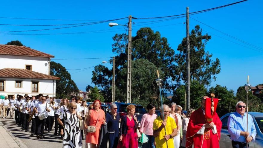 Molleda rinde homenaje al Cristo del Consuelo con una misa solemne y una multitudinaria comida vecinal