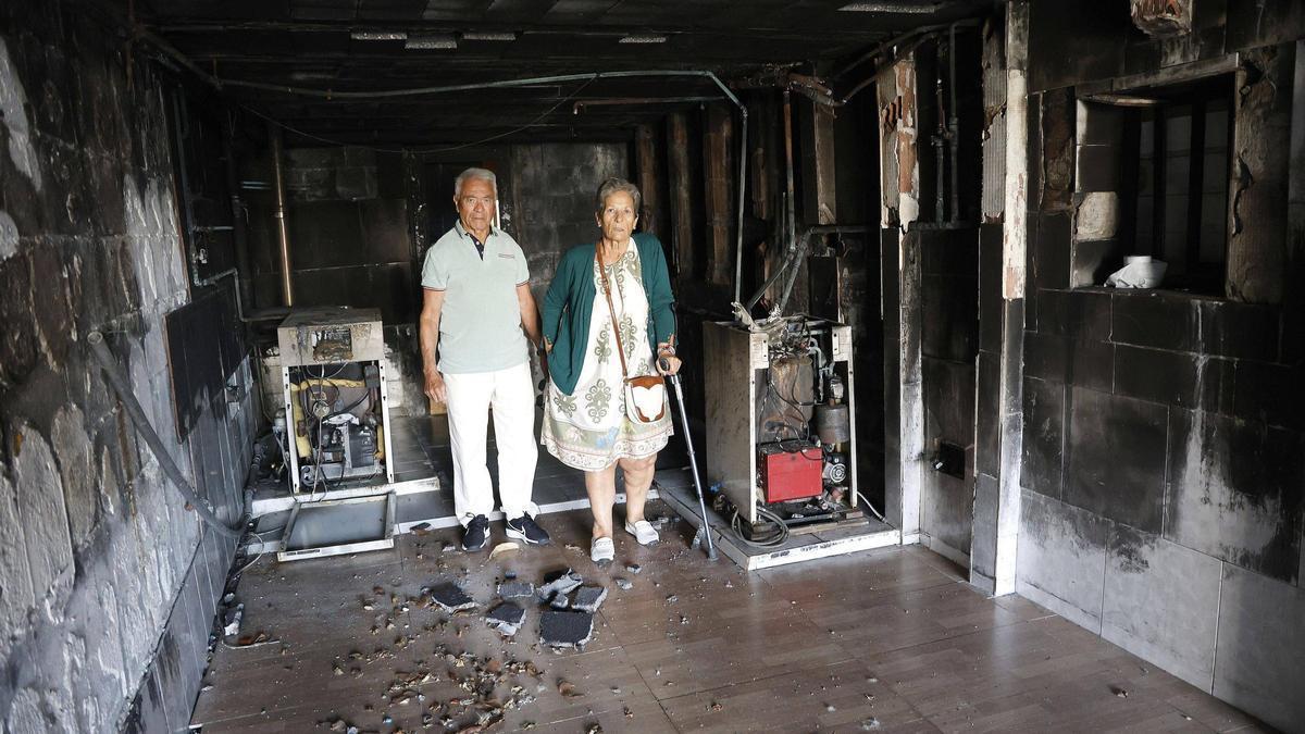 El matrimonio Rafael Maceira y Mercedes Pampín en el interior del garaje de su casa ardida el pasado 22 de diciembre de 2023