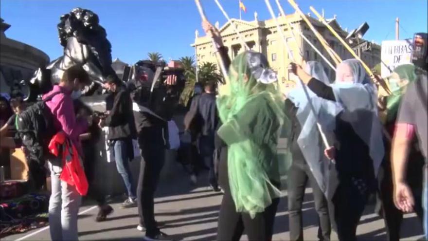 Centenars de persones protesten contra el colonialisme al monument a Colom de Barcelona