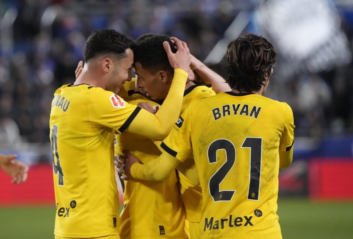 1. Els jugadors del Girona, amb Ounahi al mig, celebrant el segon gol. 2. Hugo Rincón en una acció del partit; 3. Gazzaniga surt de punys. 4. Lemar intenta marxar de la pressió  de Tenaglia. FOTOS d’Adrián Ruiz Hierro/Efe