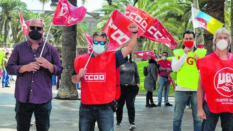 Movilización sindical en la plaza de la Feria, en Las Palmas, ayer.