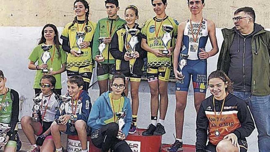 Podio de las categorías inferiores en la entrega de trofeos del Autonómico de duatlón cross.