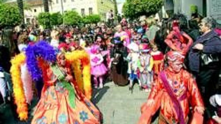 Niños, tambores y ´drag queen´ mantienen el colorido en Mérida