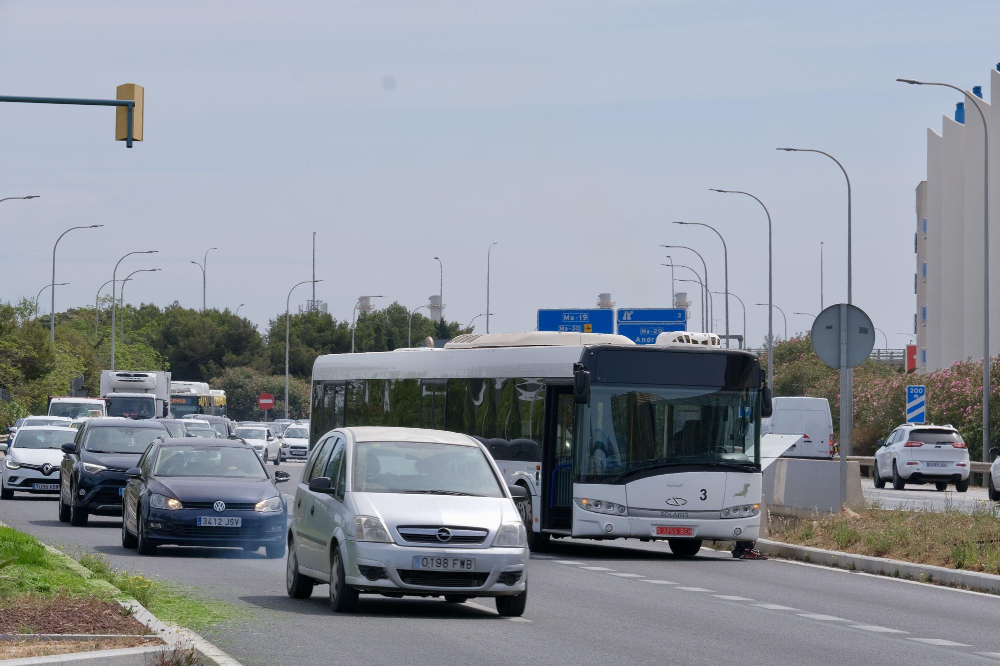 Las fotos del monumental atasco en los accesos a Palma por un autobús averiado en el carril VAO