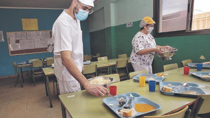 Varios trabajadores del comedor del CEO Bethencourt y Molina se preparan para recibir al primer turno de alumnos.