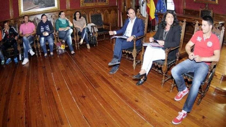 Un momento de la reunión mantenida ayer en Ravella por Fole y Suárez con los clubes. // Noé Parga