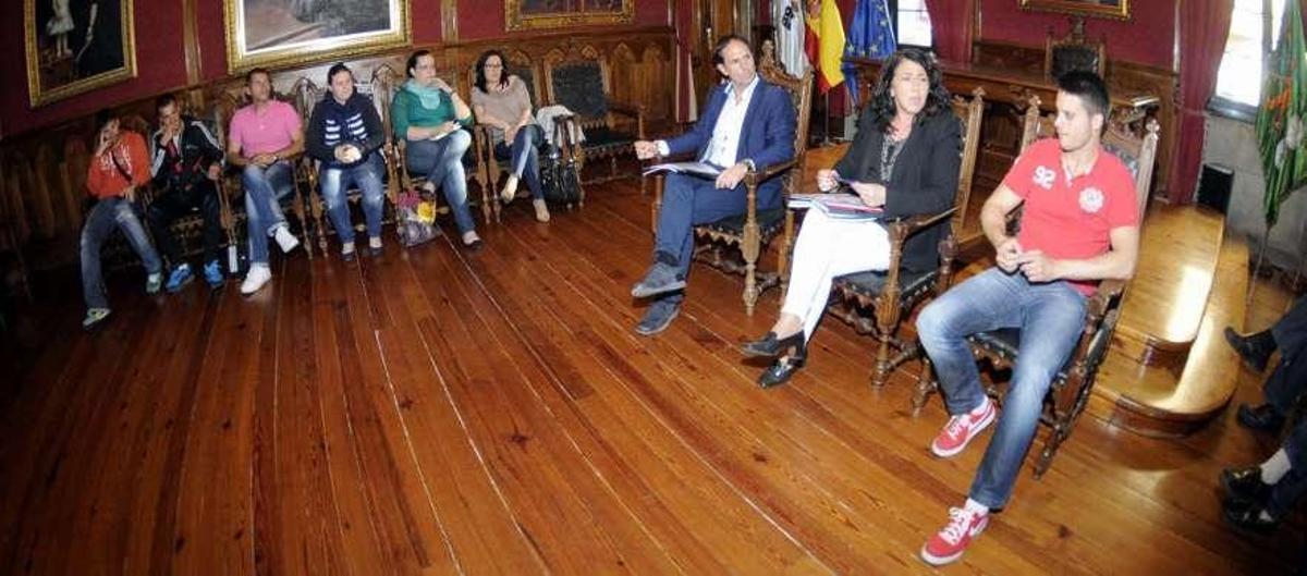 Un momento de la reunión mantenida ayer en Ravella por Fole y Suárez con los clubes. // Noé Parga