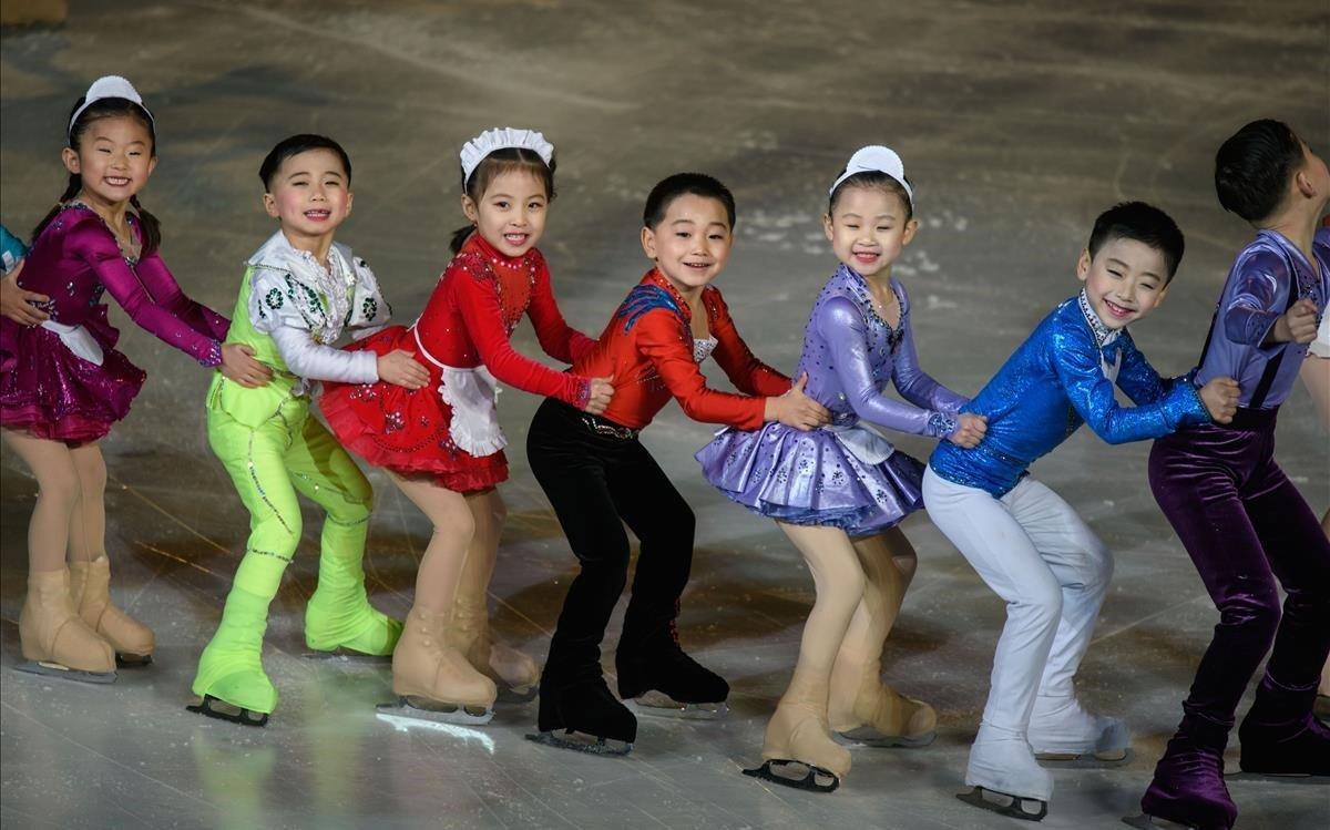 Niños de patinaje sobre hielo se presentan durante el 26º Premio Paektusan en el Festival de Patinaje Artístico en Celebración del Día de la Estrella Brillante como parte de las celebraciones que conmemoran el cumpleaños del fallecido líder norcoreano Kim Jong Il en Pyongyang.