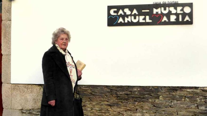 Saleta Goi, viuda del poeta gallego Manuel María y presidenta de la Fundación Manuel María, posa en la fachada de la Casa-Museo dedicada al escritor.