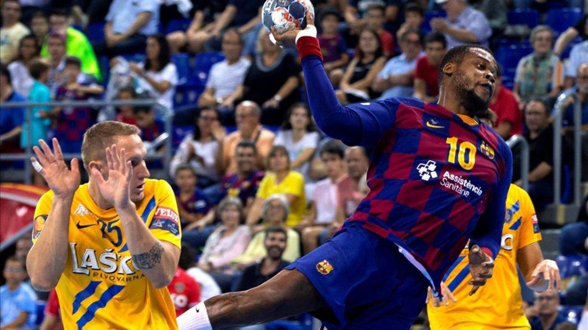 Sorhaindo trata de rematar a puerta en un duelo anterior.