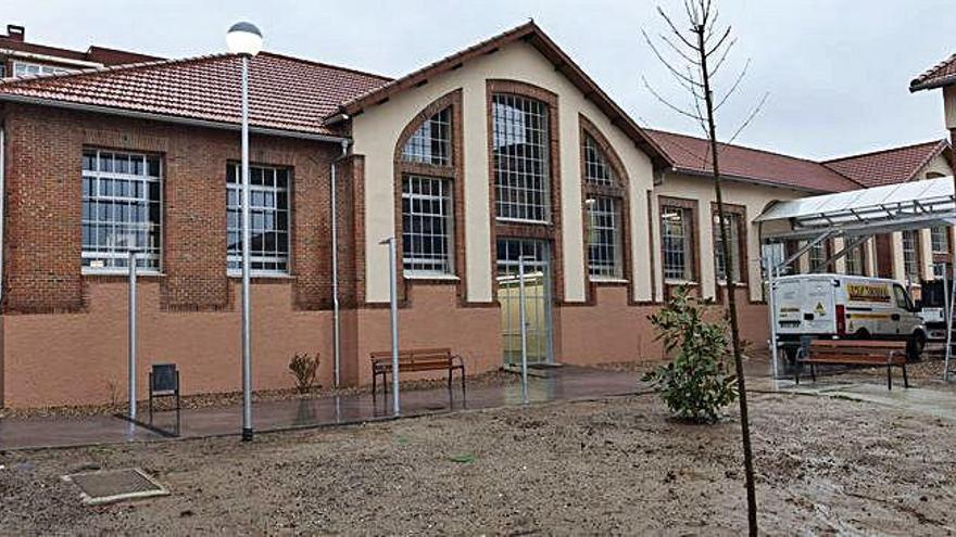 Interior del recinto donde se instalarán el centro de adultos y la biblioteca municipal.