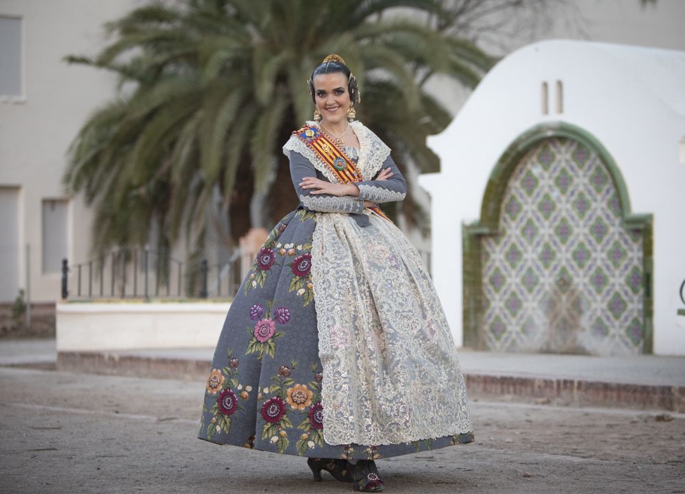 Paseamos con las Falleras Mayores de Sagunt, Núria Bueno y Carla Boix, en los jardines de la Gerencia.