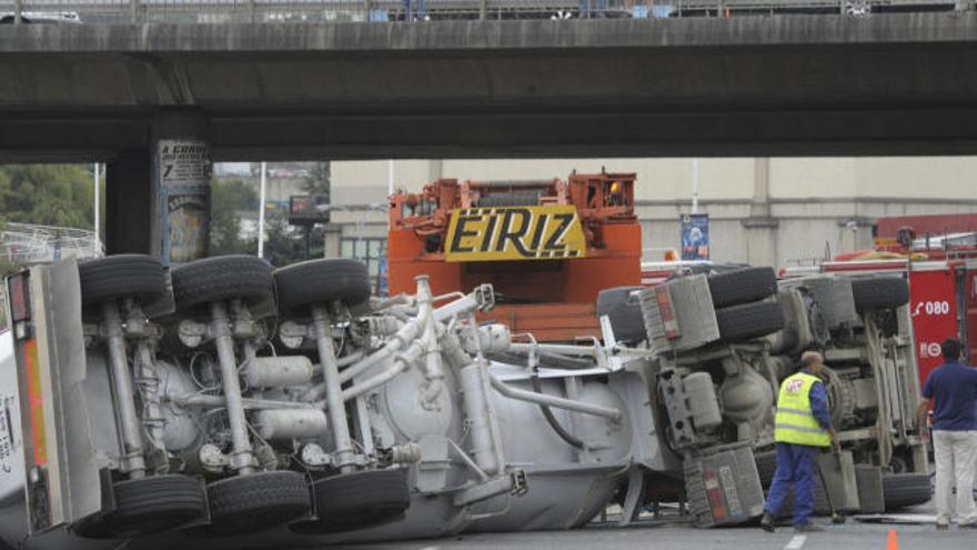 El vuelco de un tráiler en Alfonso Molina colapsa la salida de A Coruña