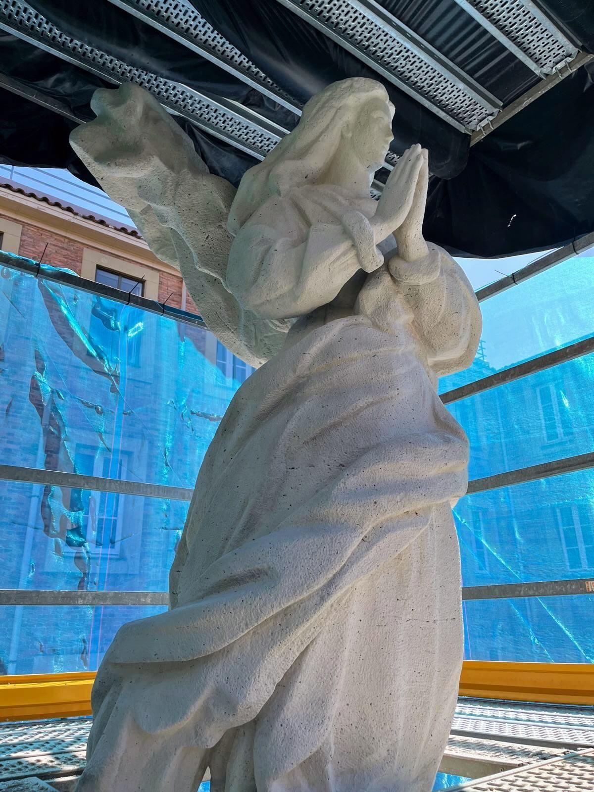 Las labores de mantenimiento en la figura de la Virgen del colegio de la Inmaculada, en imágenes