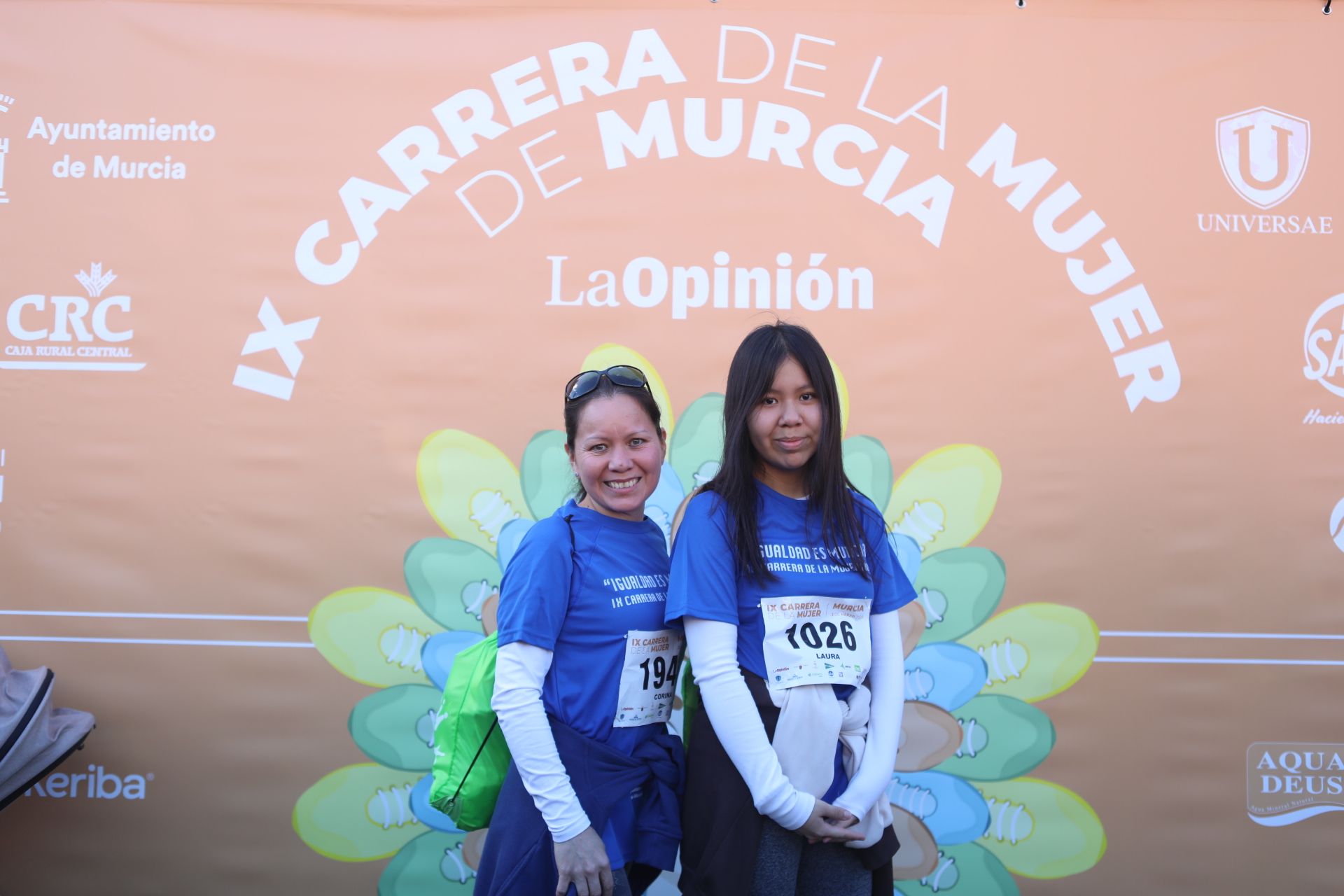 Las participantes posan en el photocall tras finalizar la Carrera de la mujer de Murcia