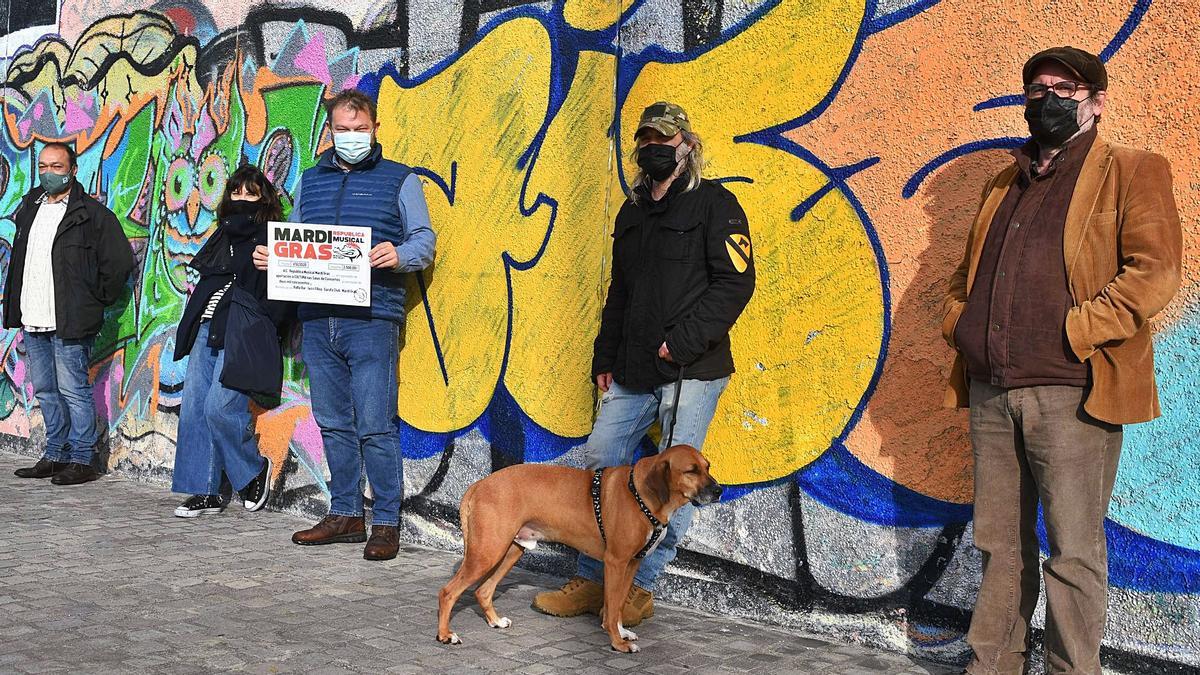 Propietarios de las salas Mardi Gras, Filloa, Garufa y Babâ Bar, ayer, durante la entrega del cheque de la Asociación Cultural República Musical Mardi Gras.  | /V. ECHAVE