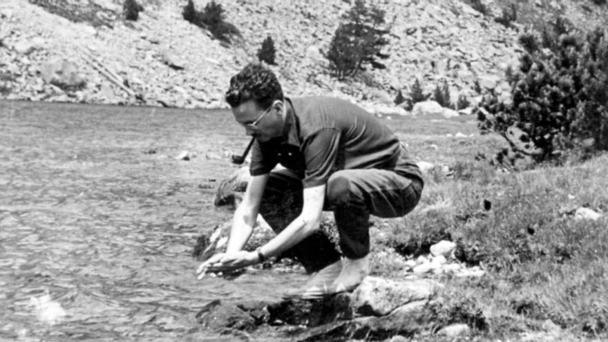 Josep Maria Espinàs, en su primer viaje a pie, por el Pirineo de Lleida.