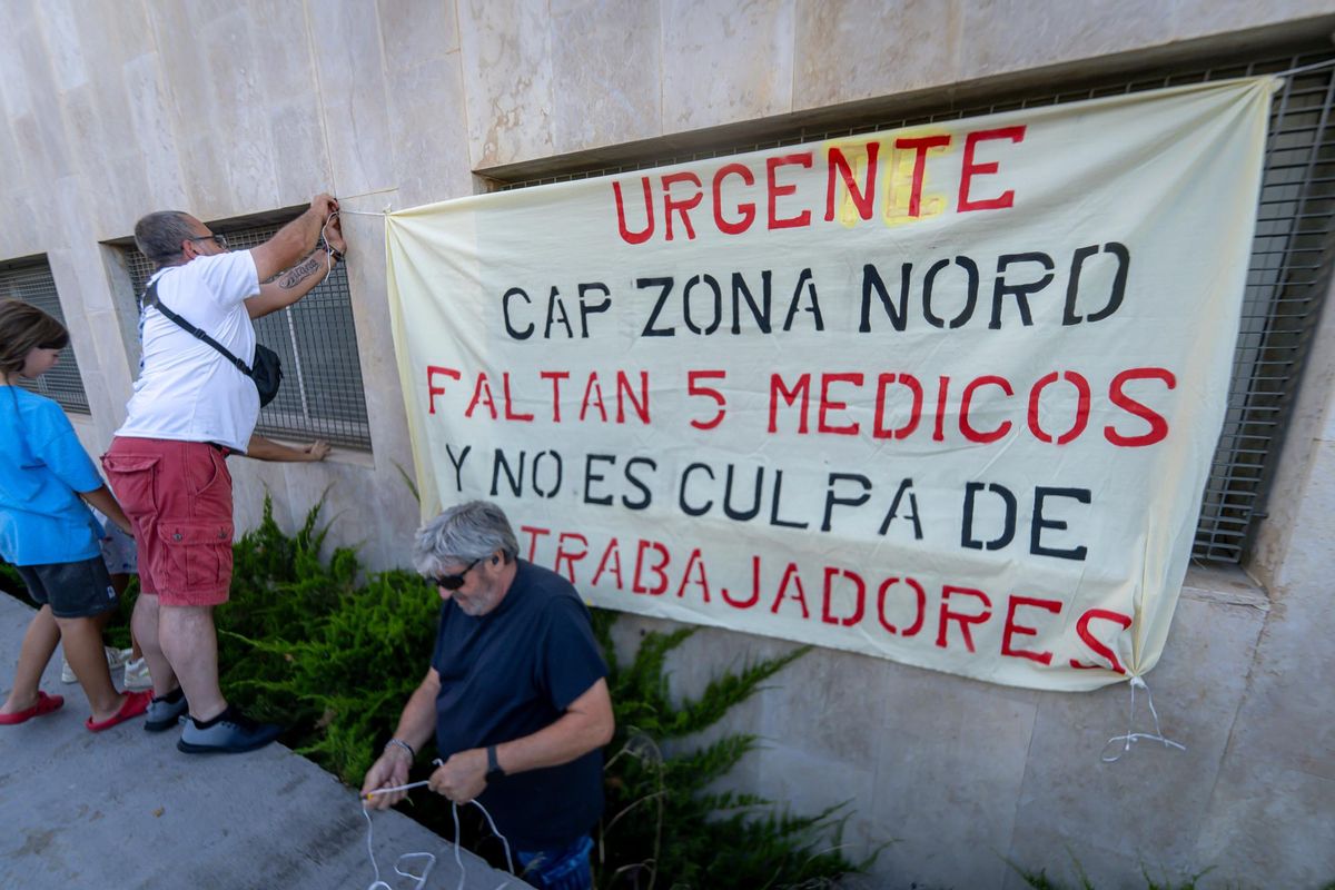 Una pancarta en la concentración por la falta de médicos en el CAP de Ciutat Meridiana, en Barcelona.